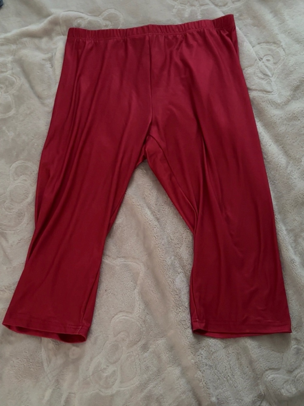 Red capri leggings with elastic waistband